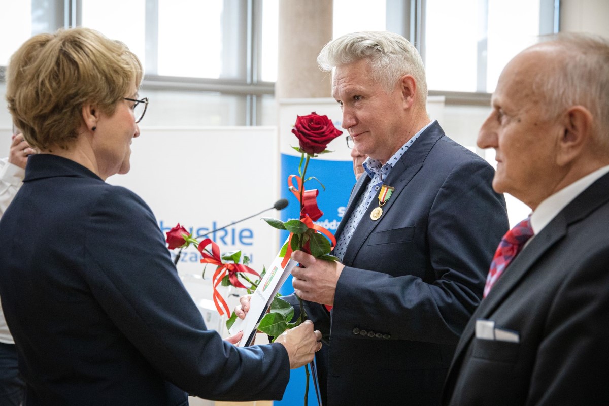 Dyrektor Lubuskiego Teatru, Rober Czechowski, odbiera od pani Marszałek, Elżbiety Anny Polak, różę i Odznakę Honorową za zasługi dla województwa lubuskiego.