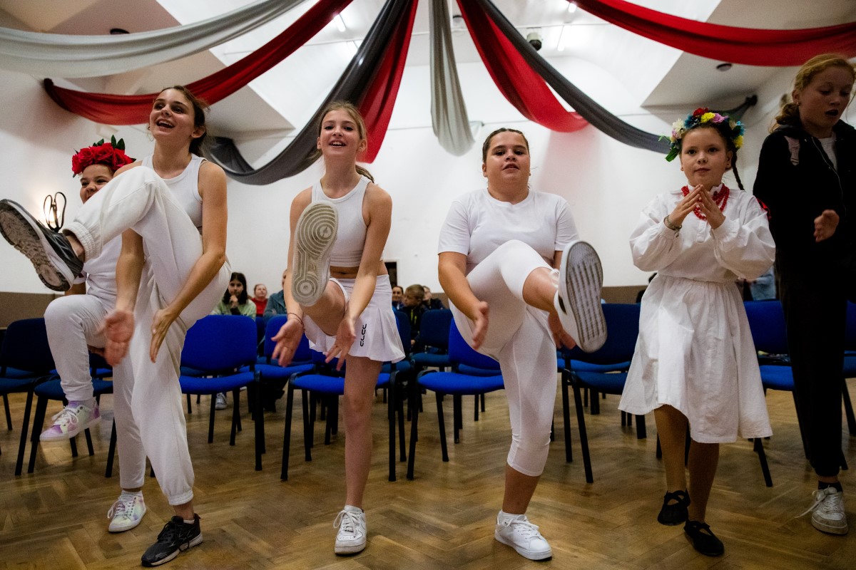 Dziewczynki wymachują wysoko nogami podczas układu choreograficznego. 